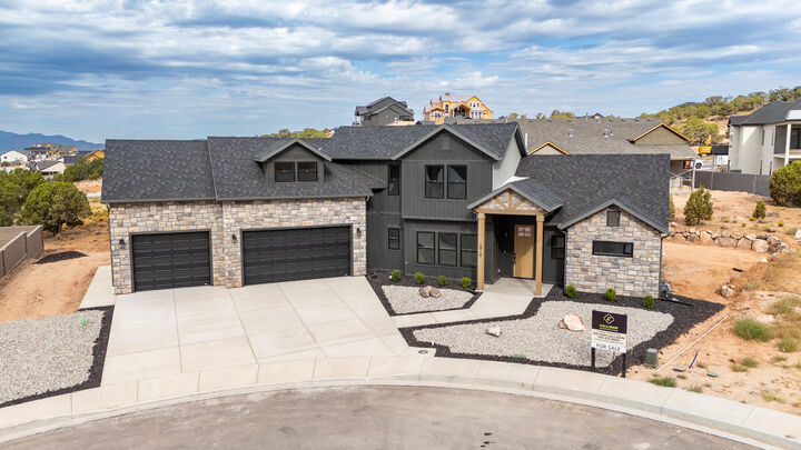 Property Photo: 1918 S Oak Springs Cir UT 84720