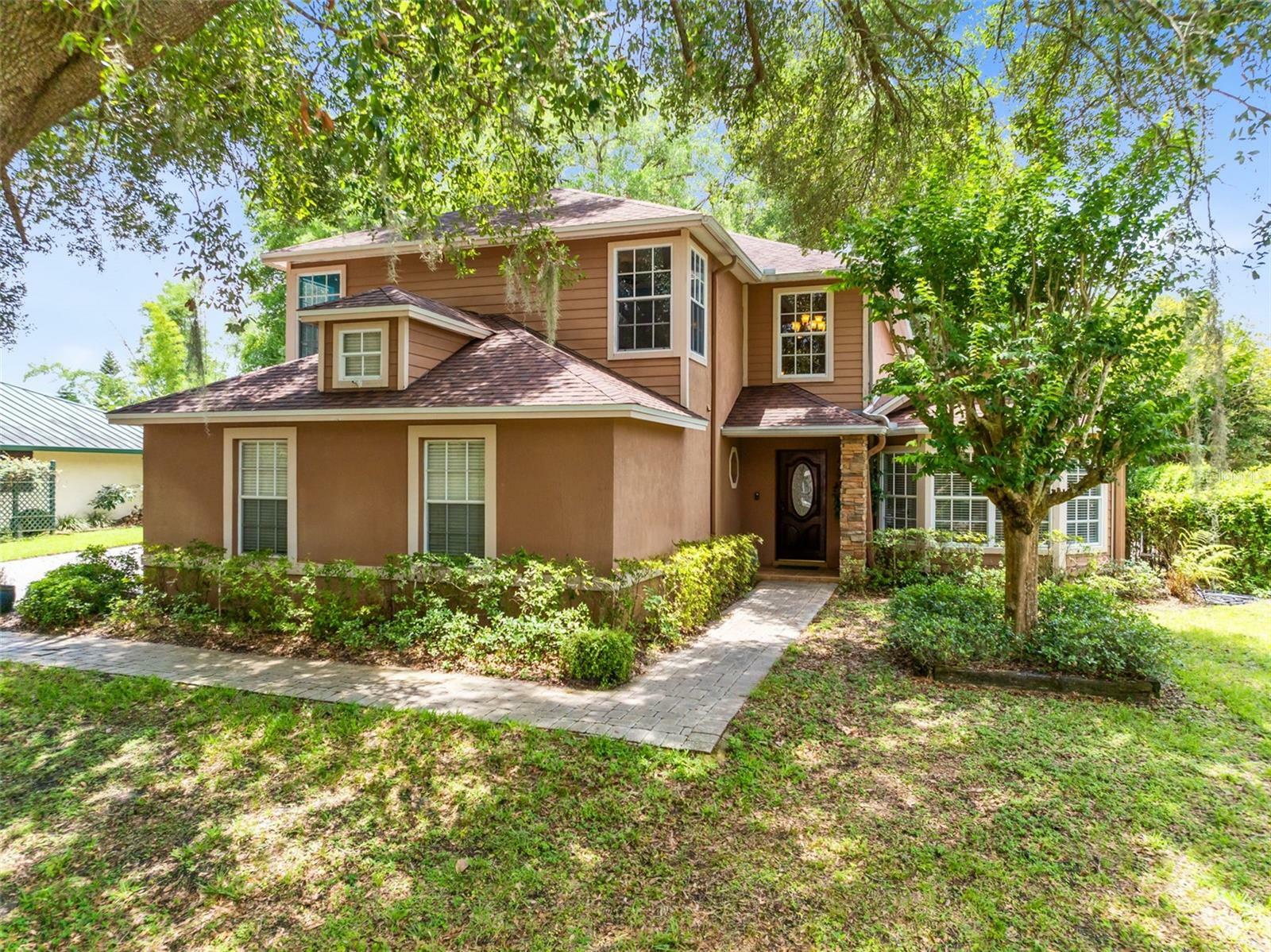 Property Photo: 556 Lake Avenue FL 32701