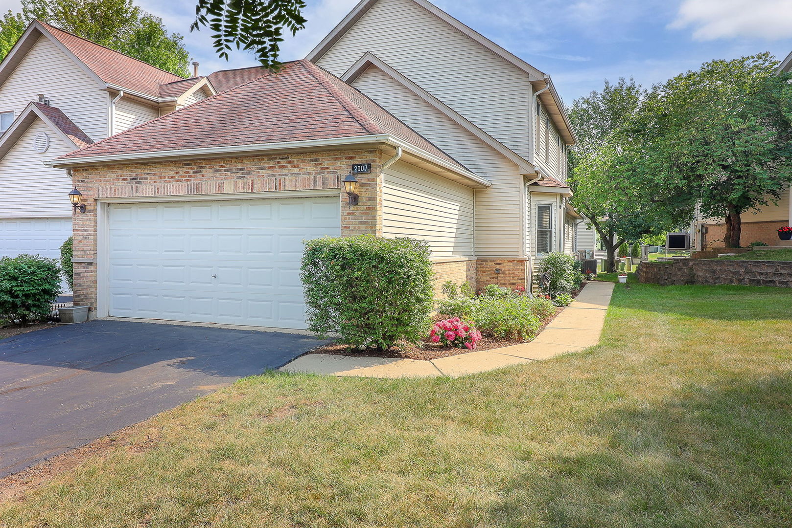 2007 Thornwood Circle  St. Charles IL 60174 photo