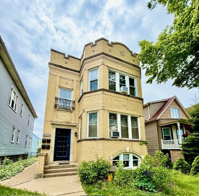 Property Photo: 5137 W Henderson Street 2 IL 60641