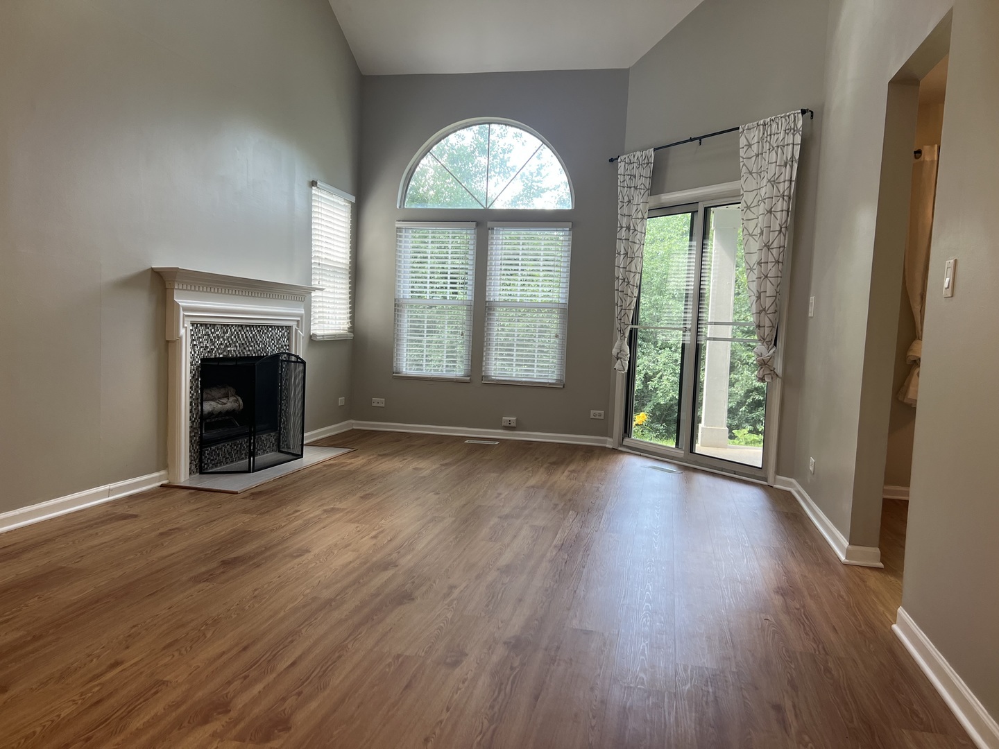 Property Photo: 447 Kilkenny Court 447 IL 60188