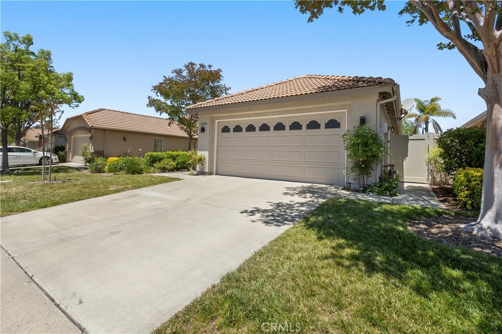Property Photo:  23998 Via Astuto  CA 92562 