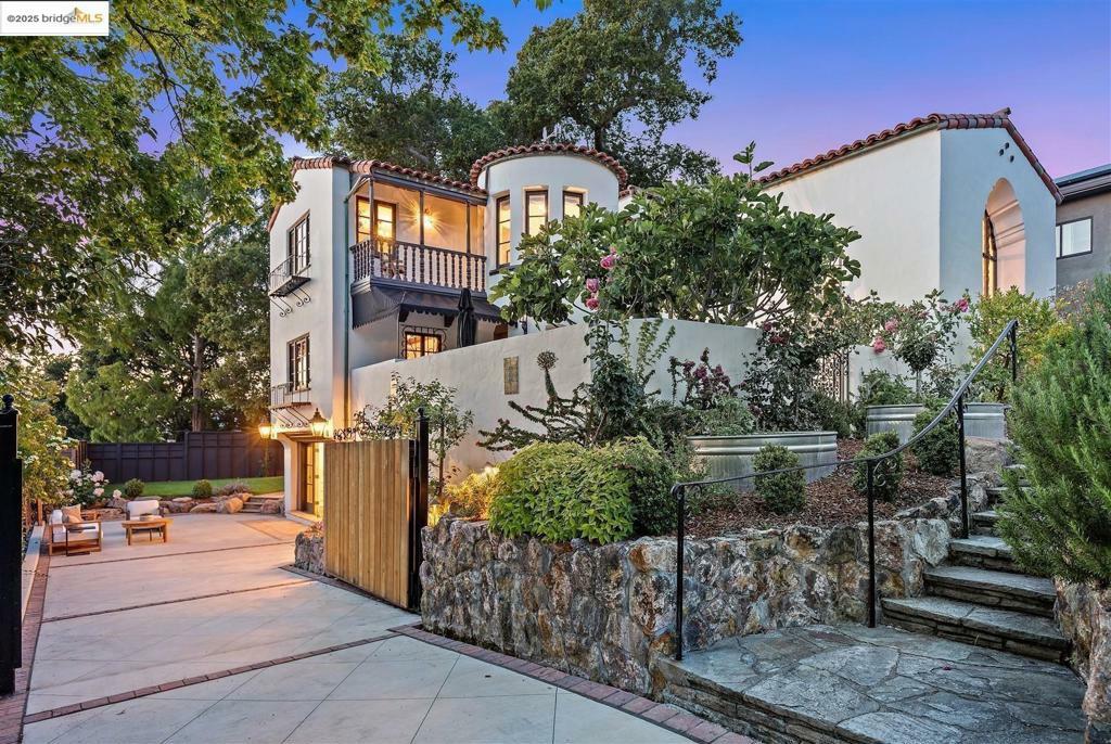 Property Photo:  5850 Acacia Ave  CA 94618 