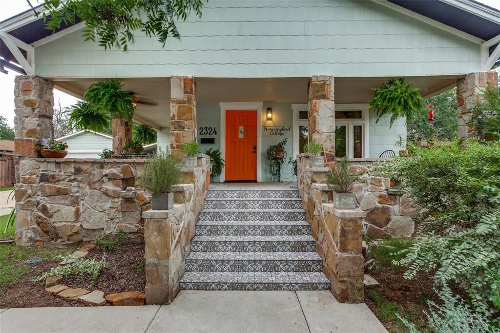 Property Photo: 2324 Lynnhaven Road TX 76103