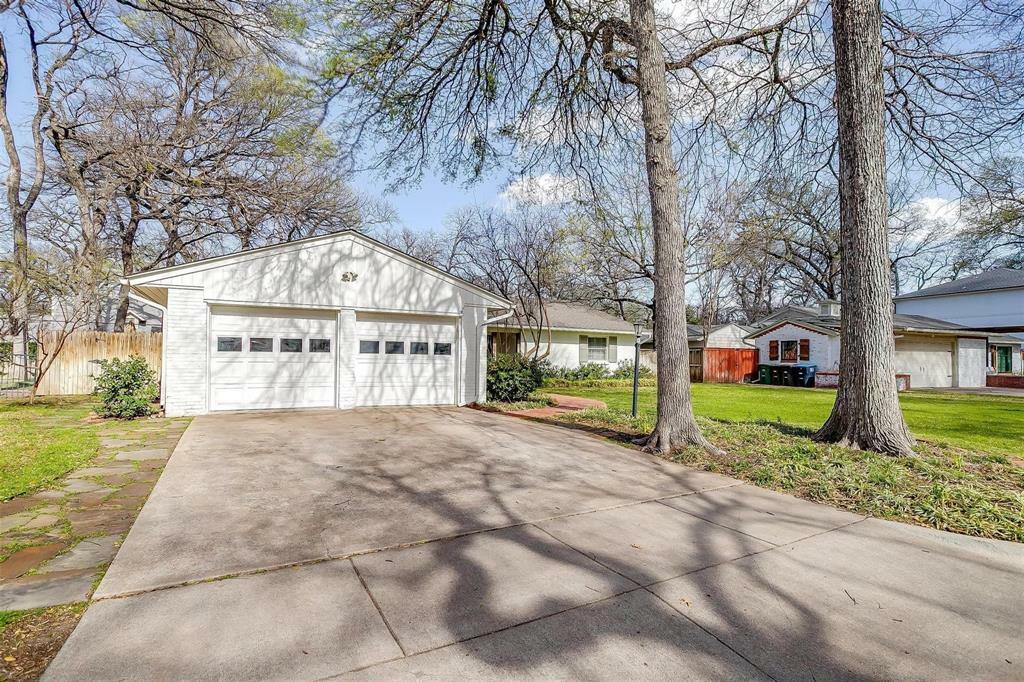 Property Photo: 3209 Tanglewood Trail TX 76109