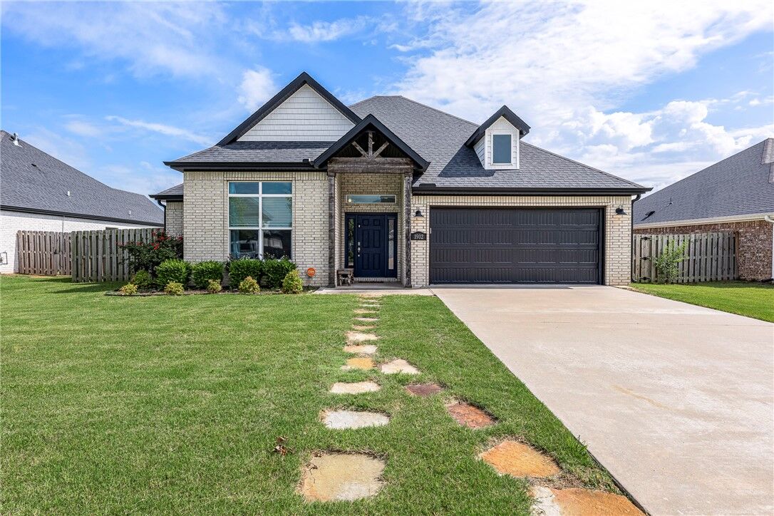Property Photo:  1902 W Gilligan Avenue  AR 72758 