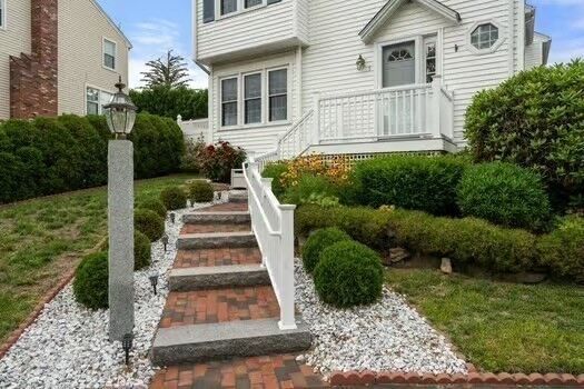 Property Photo:  5 Saint John Ln 5  MA 01757 