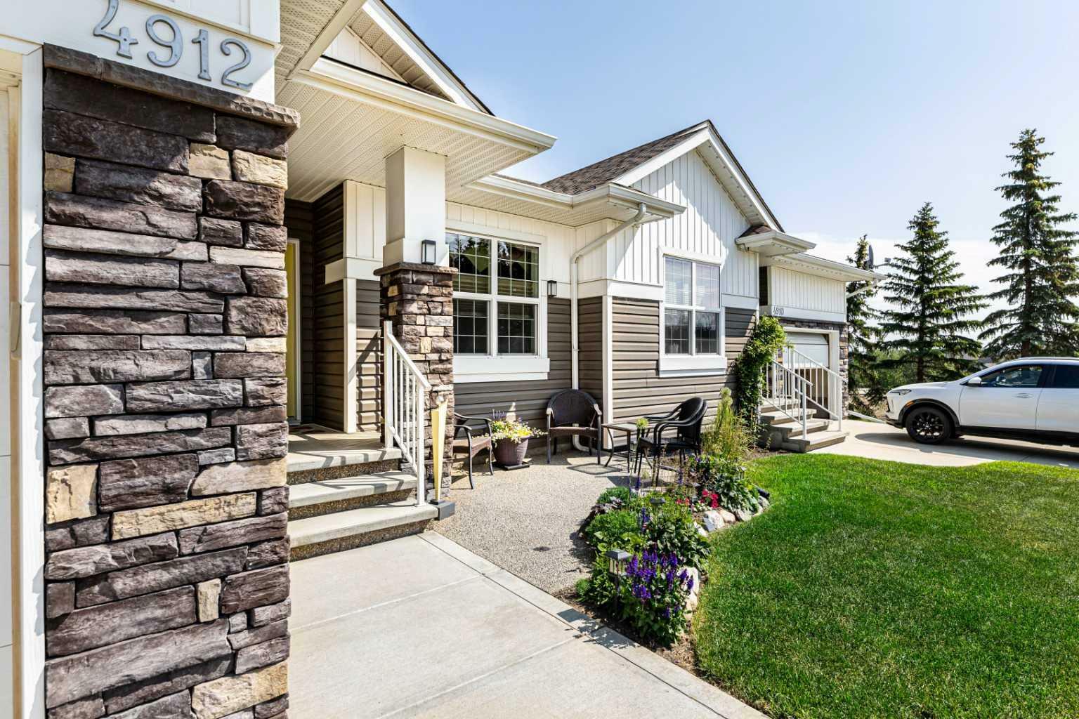 Property Photo: 4912 Beardsley Avenue AB T4L 0G4