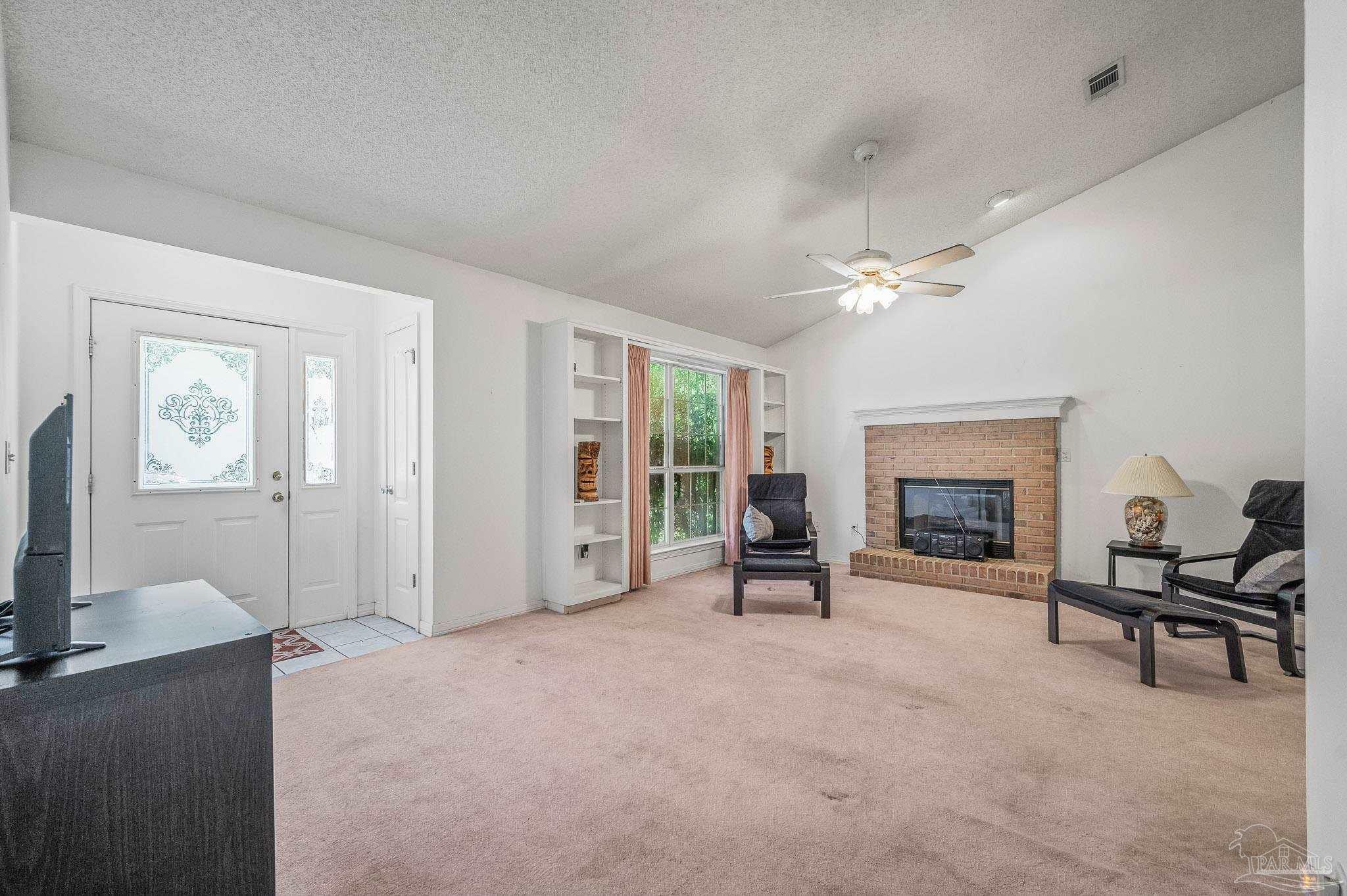 Property Photo: 5773 Hermitage Cir FL 32570