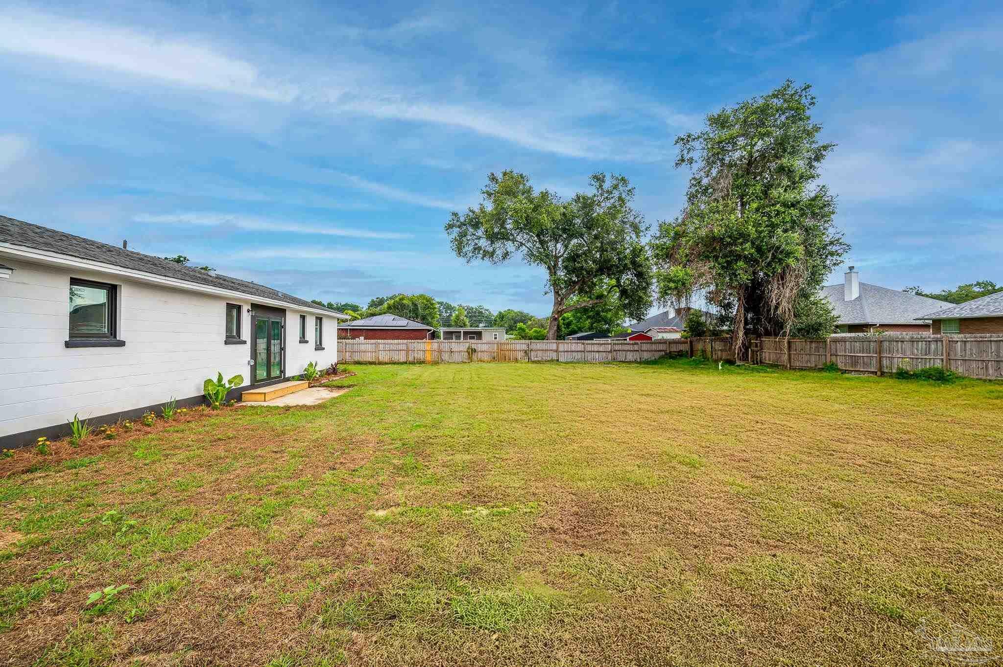 Property Photo: 4732 Pine Ln FL 32571