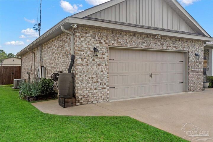 Property Photo: 5379 Longhorn Trl FL 32563