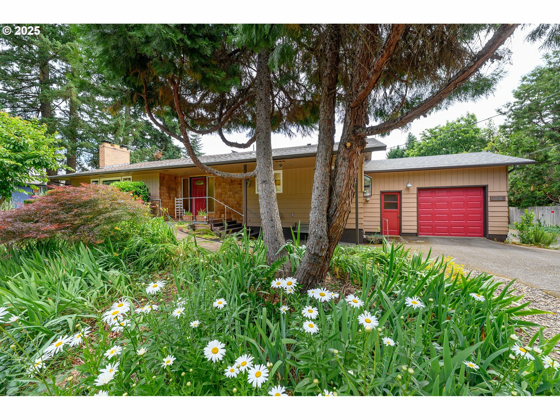 Property Photo: 1526 SW Cypress Ln OR 97128