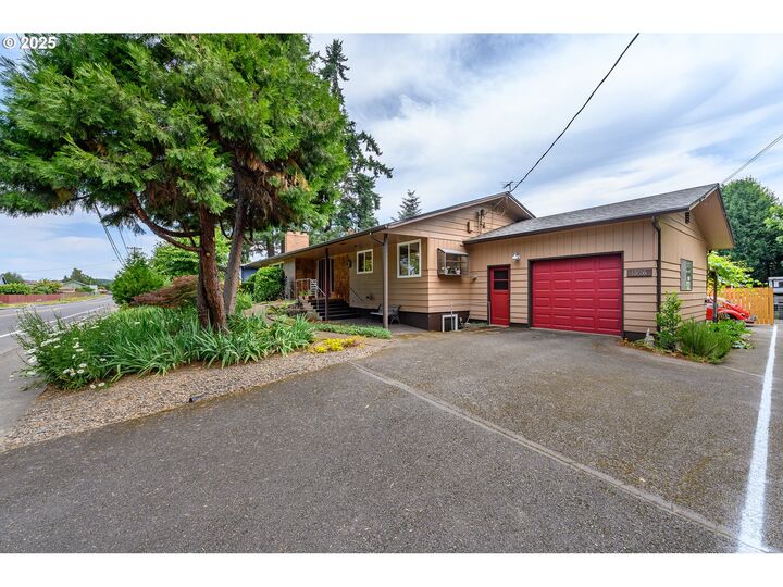 Property Photo:  1526 SW Cypress Ln  OR 97128 