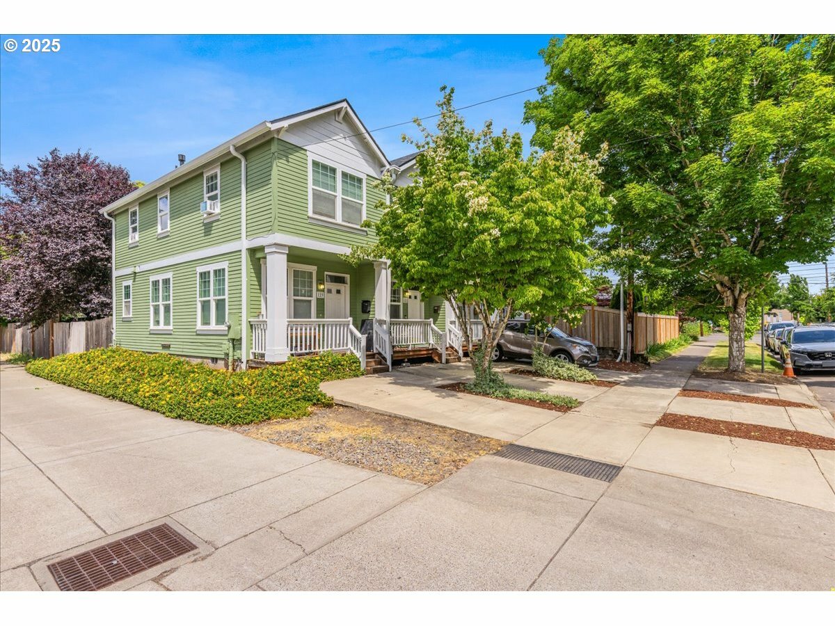Property Photo:  121 SE 8th Ave  OR 97123 