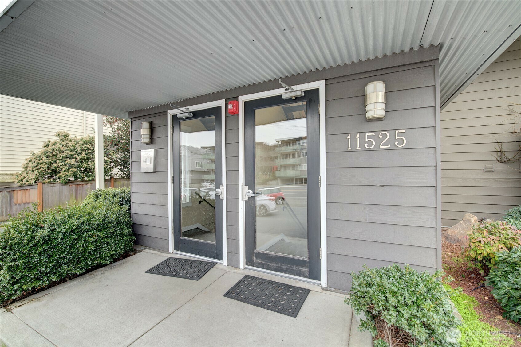 Property Photo: 11525 Greenwood Avenue N 401 WA 98133