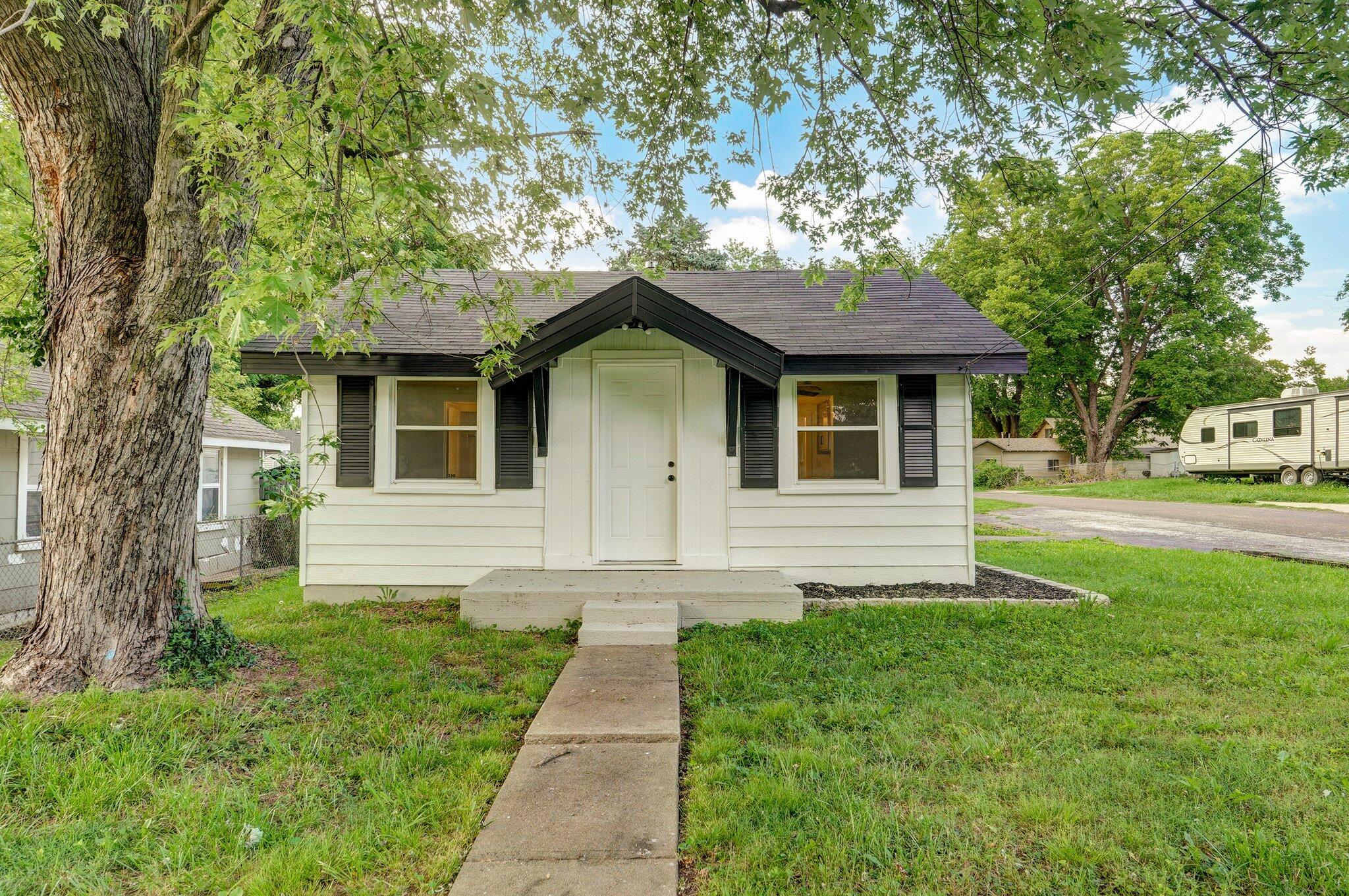 Property Photo:  801 W Della Street  MO 65803 
