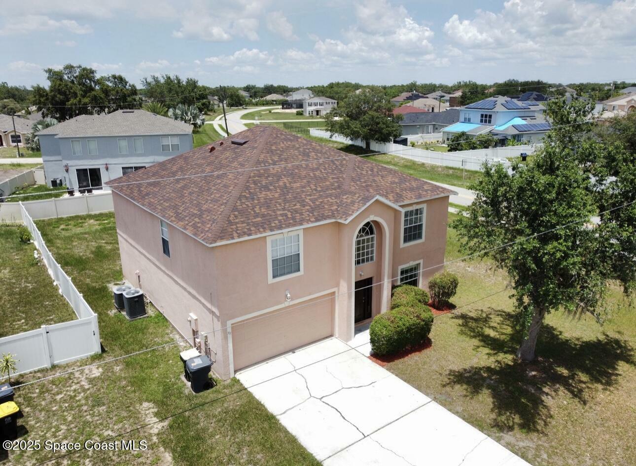 Property Photo:  501 Lakeview Court  FL 34759 