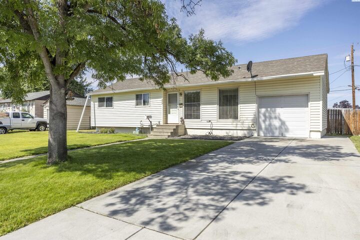 Property Photo:  2017 Everest Ave  WA 99354 