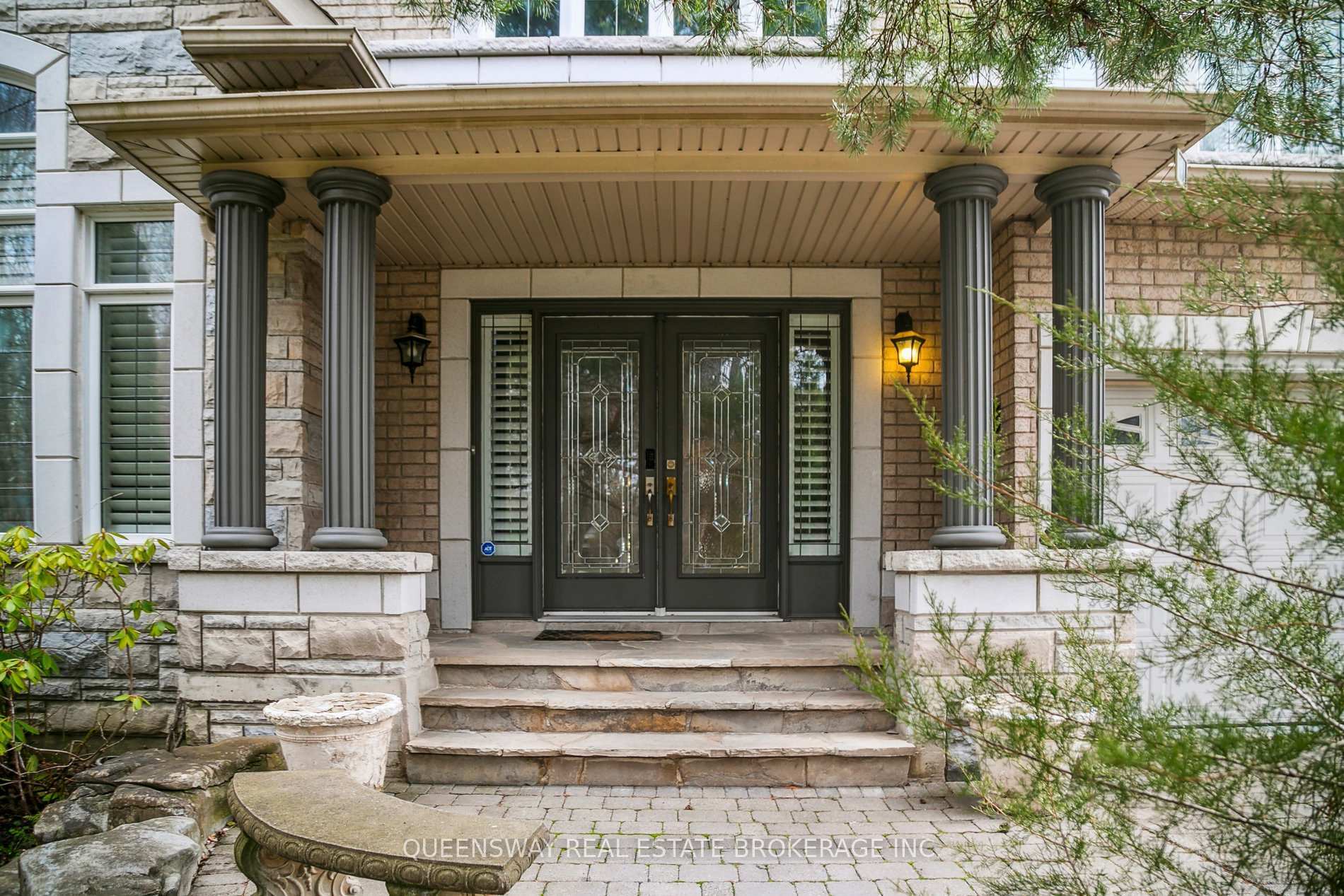 Property Photo: 1371 Chriseden Drive ON L5H 1V1