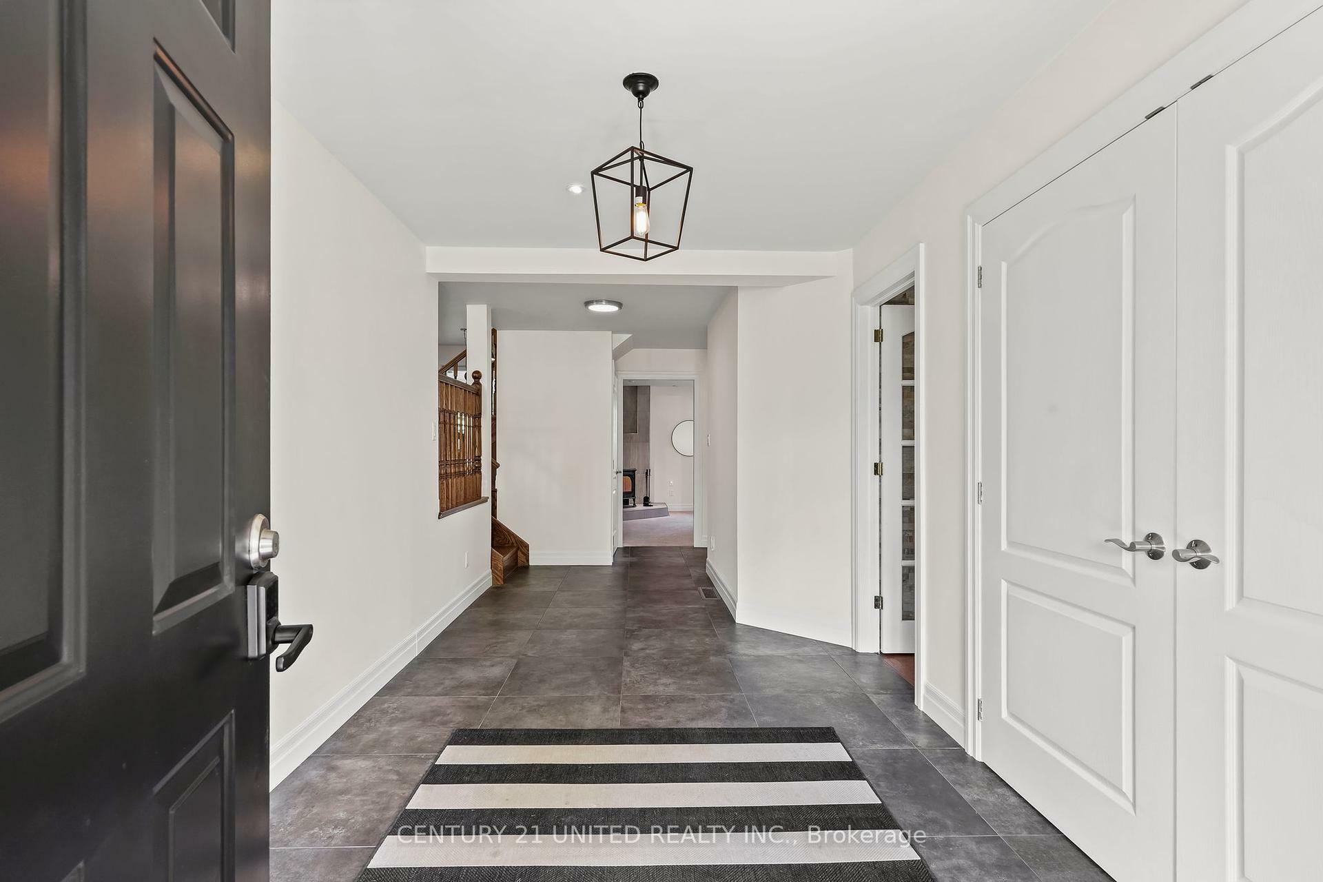 Photo de la propriété: 748 Rothesay Avenue ON K9J 6X4