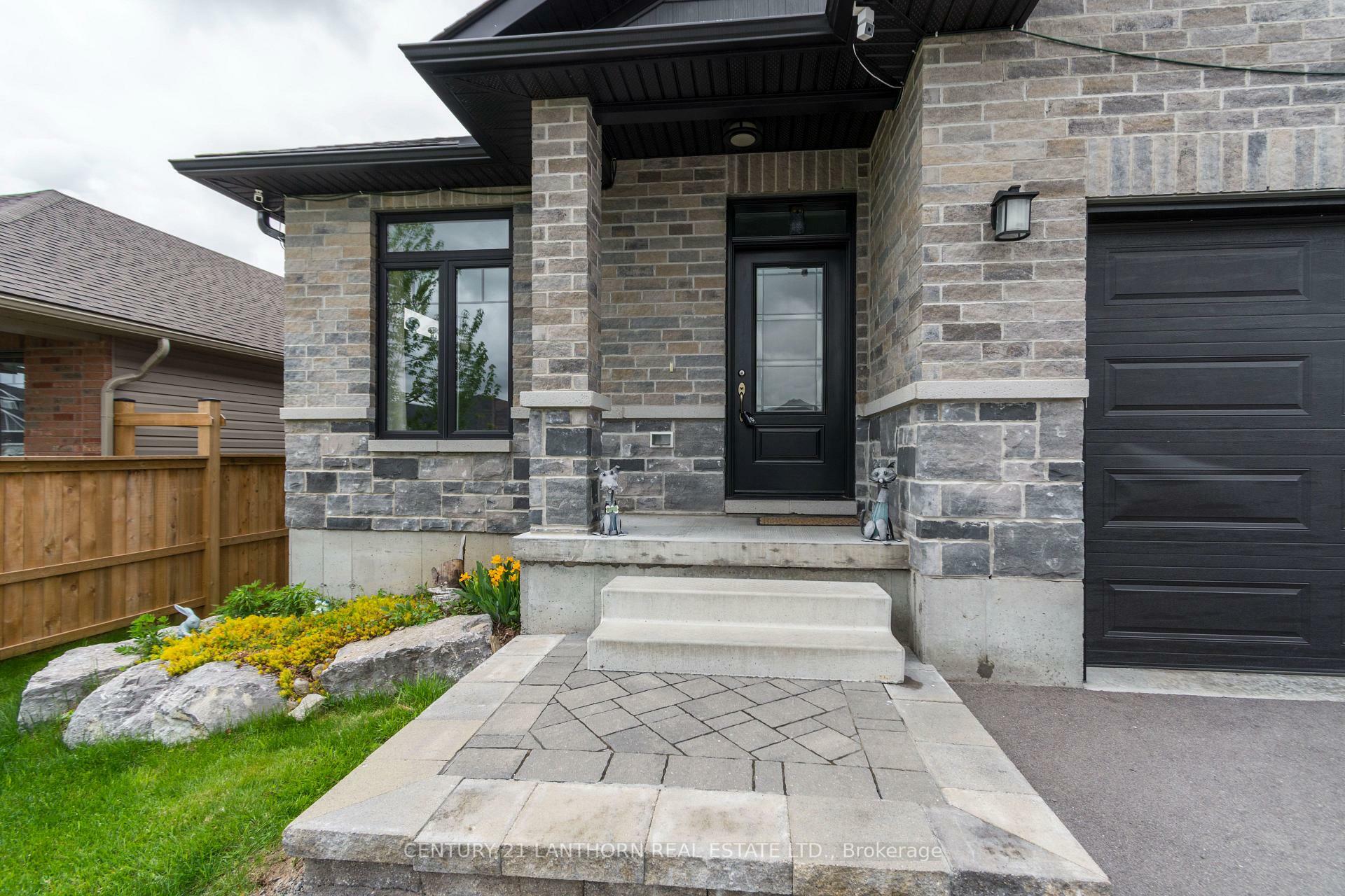 Photo de la propriété: 64 Redwood Drive ON K8N 0K4