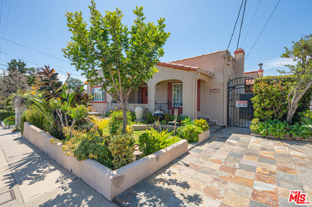 Property Photo:  1915 Apex Ave  CA 90039 