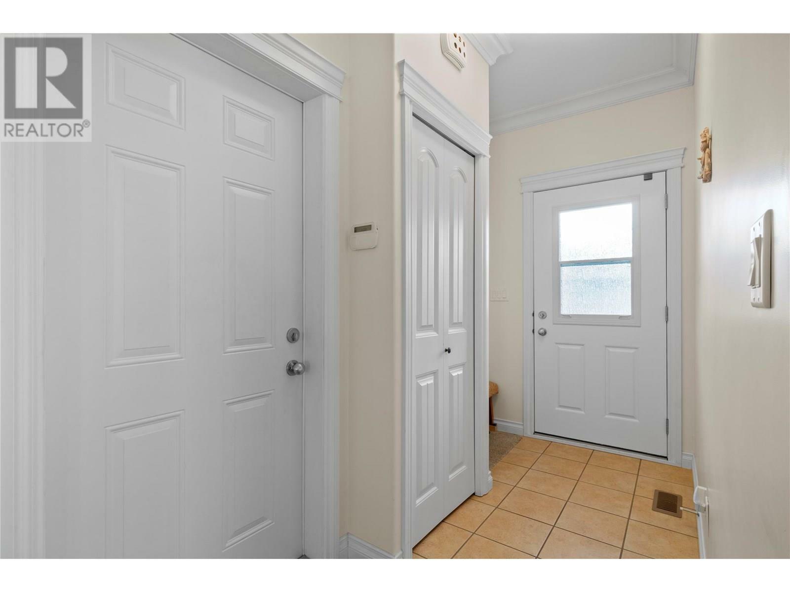 Photo de la propriété: 2850 7 Avenue Northeast 4 BC V1E 0B7