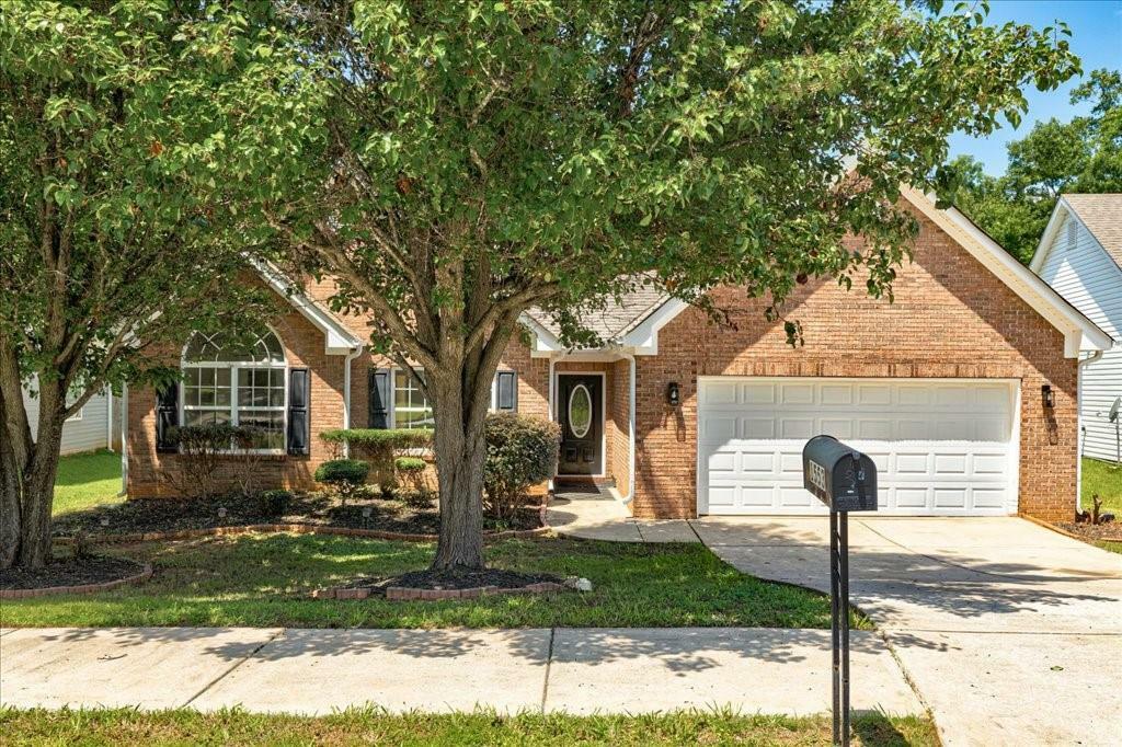Property Photo: 1553 Queen Elizabeth Drive GA 30248