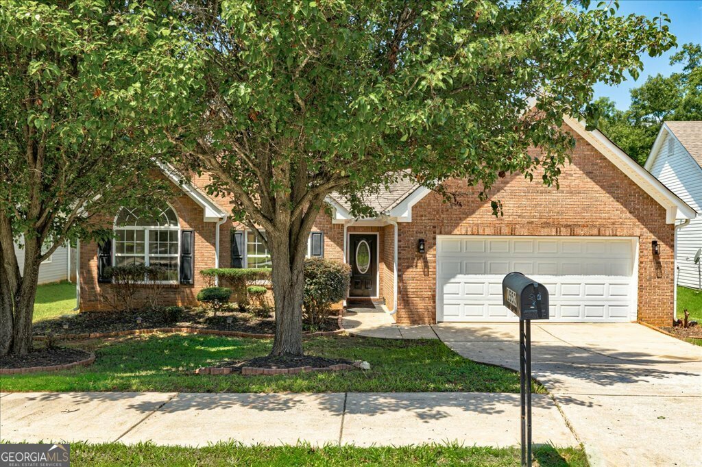 Property Photo: 1553 Queen Elizabeth Drive GA 30248