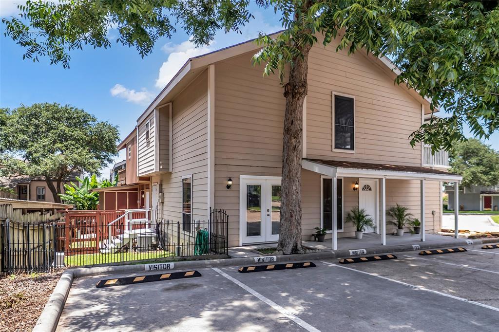 Property Photo: 132 April Point Drive N TX 77356