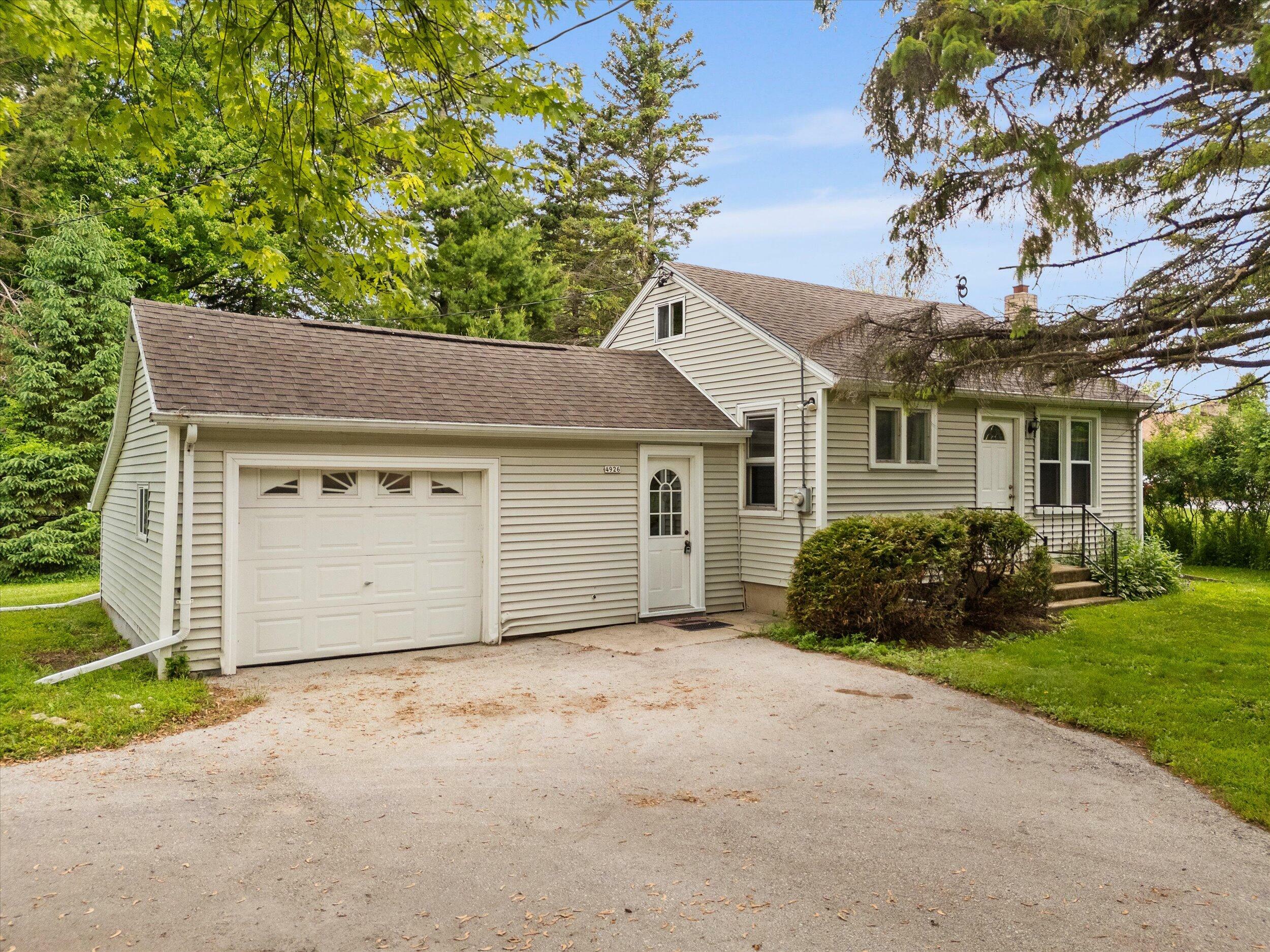 Property Photo: 4924 Lakeshore Rd 4926 WI 53083
