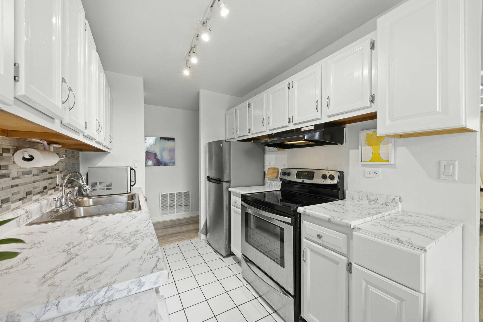 Property Photo:  1833 Four Lakes Avenue 2A  IL 60532 