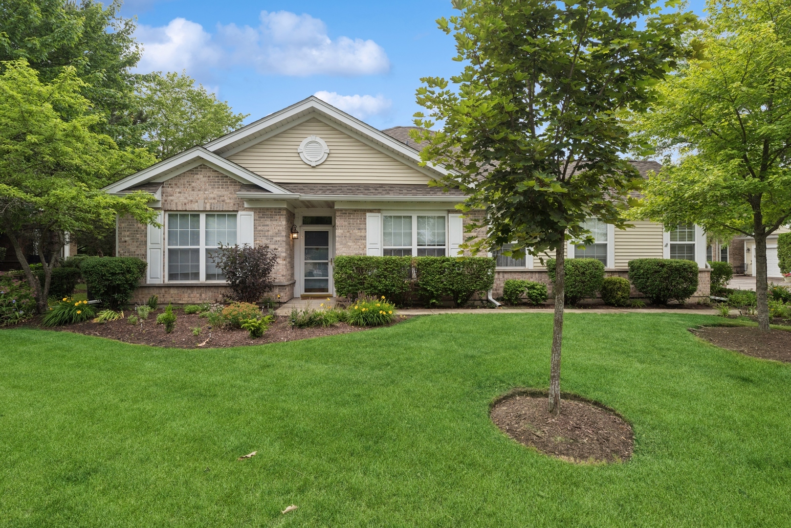 Property Photo: 49 Ashbrook Court IL 60030
