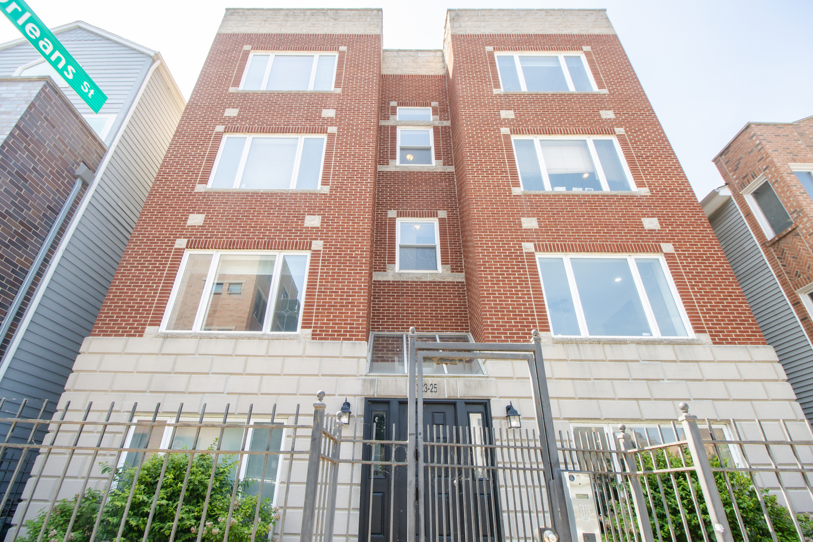 Property Photo: 323 W Schiller Street 1W IL 60610