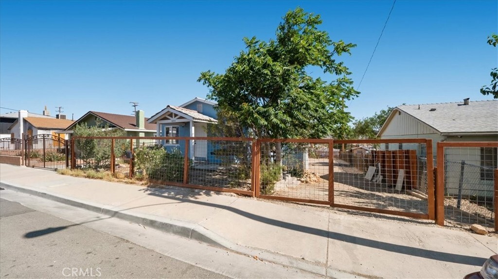 Property Photo:  533 E Fredricks Street  CA 92311 