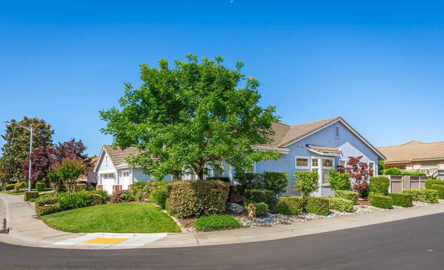 Property Photo: 300 Roundhill Court CA 95747
