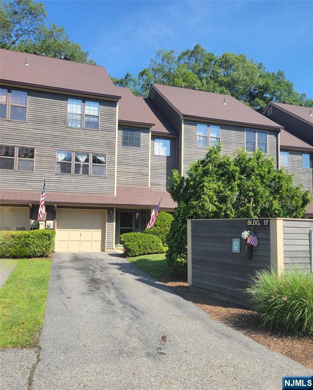 Property Photo:  