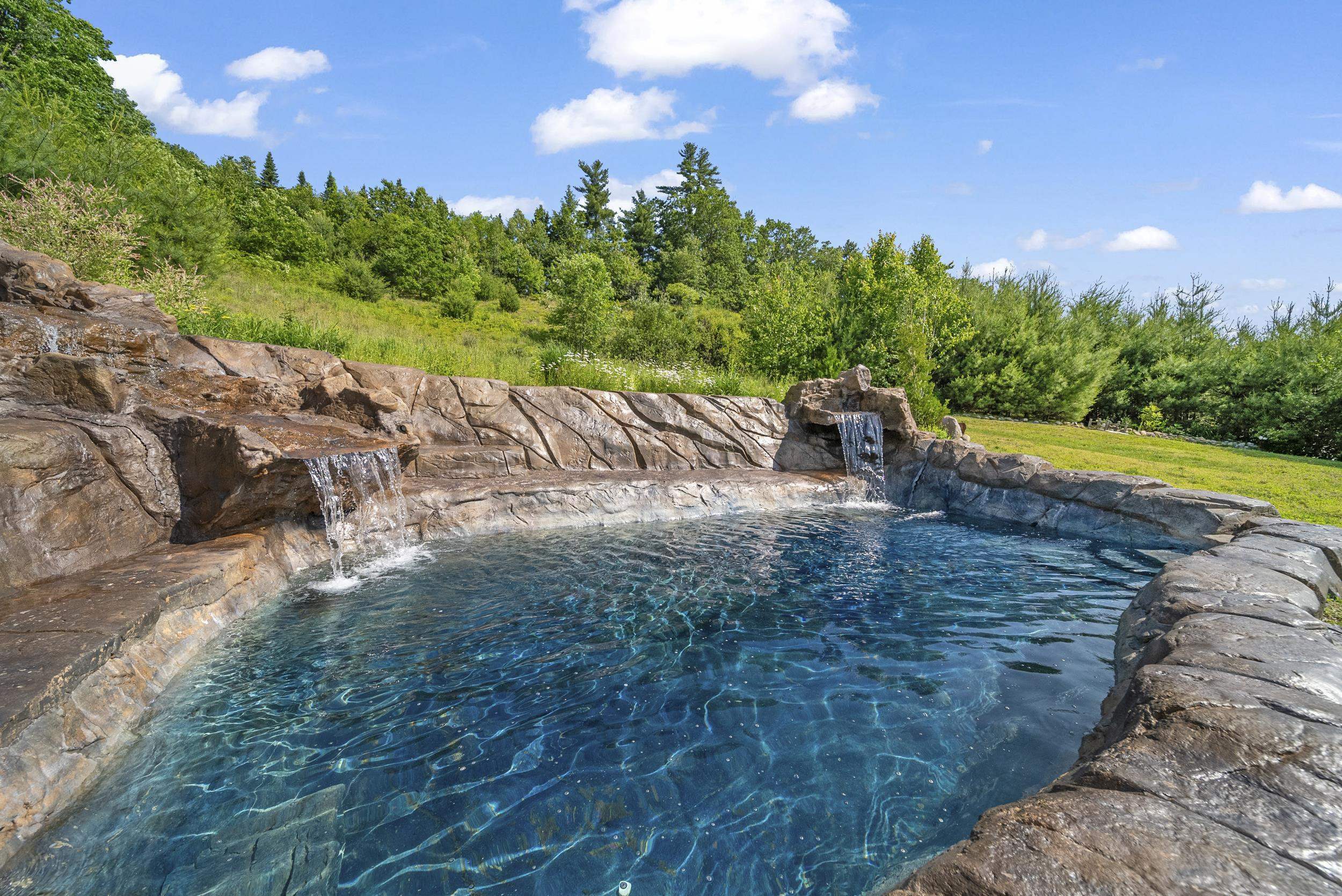 Property Photo: 26 Hobbs Court NH 03086