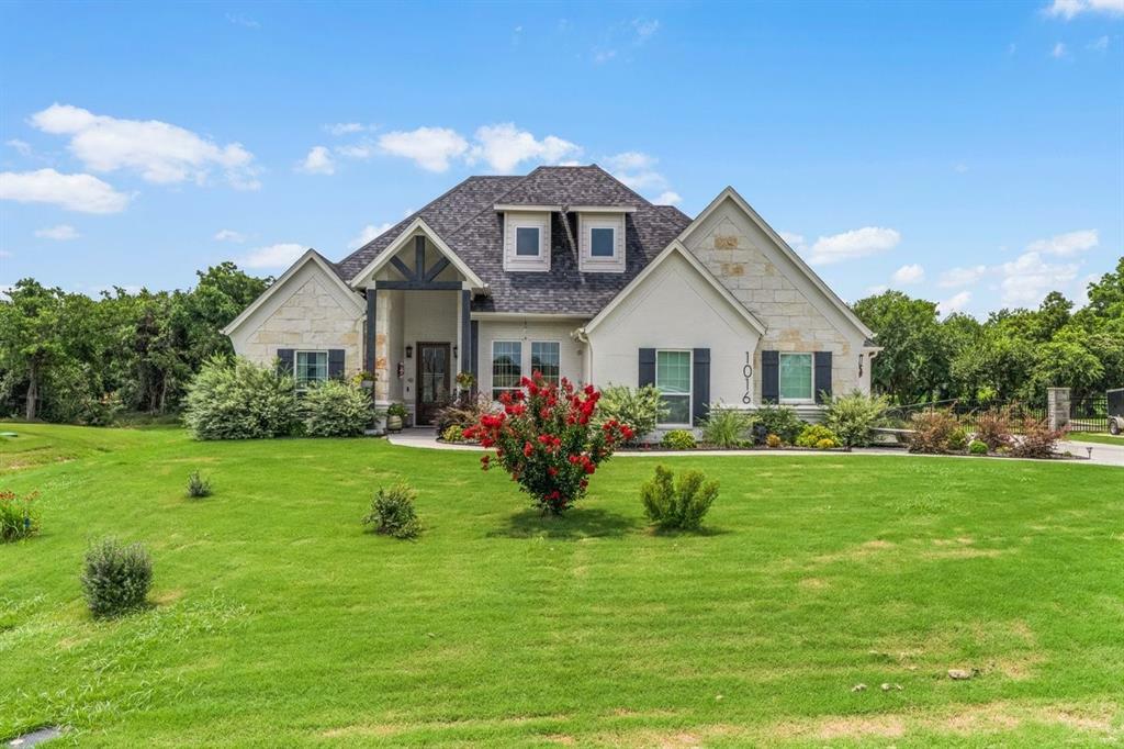 Property Photo: 1016 Hennesay Park TX 76082