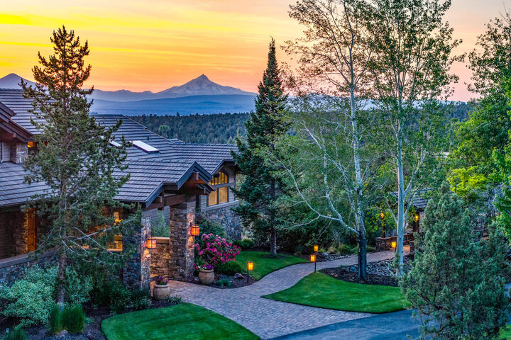 Property Photo: 65930 Mariposa Lane OR 97703