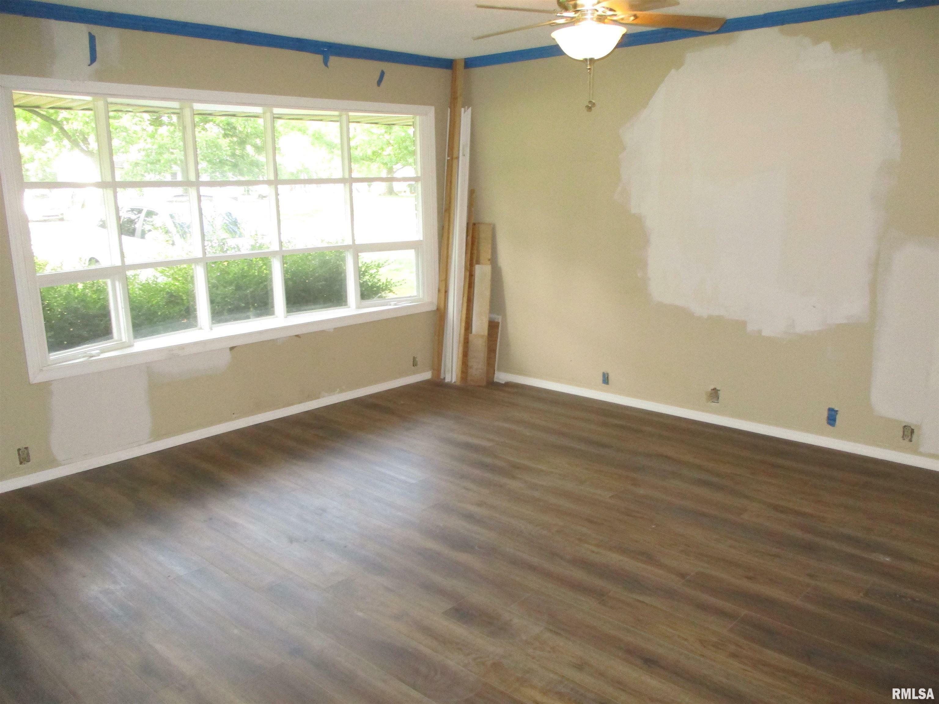 Property Photo: 405 E Douglas Street IL 62924
