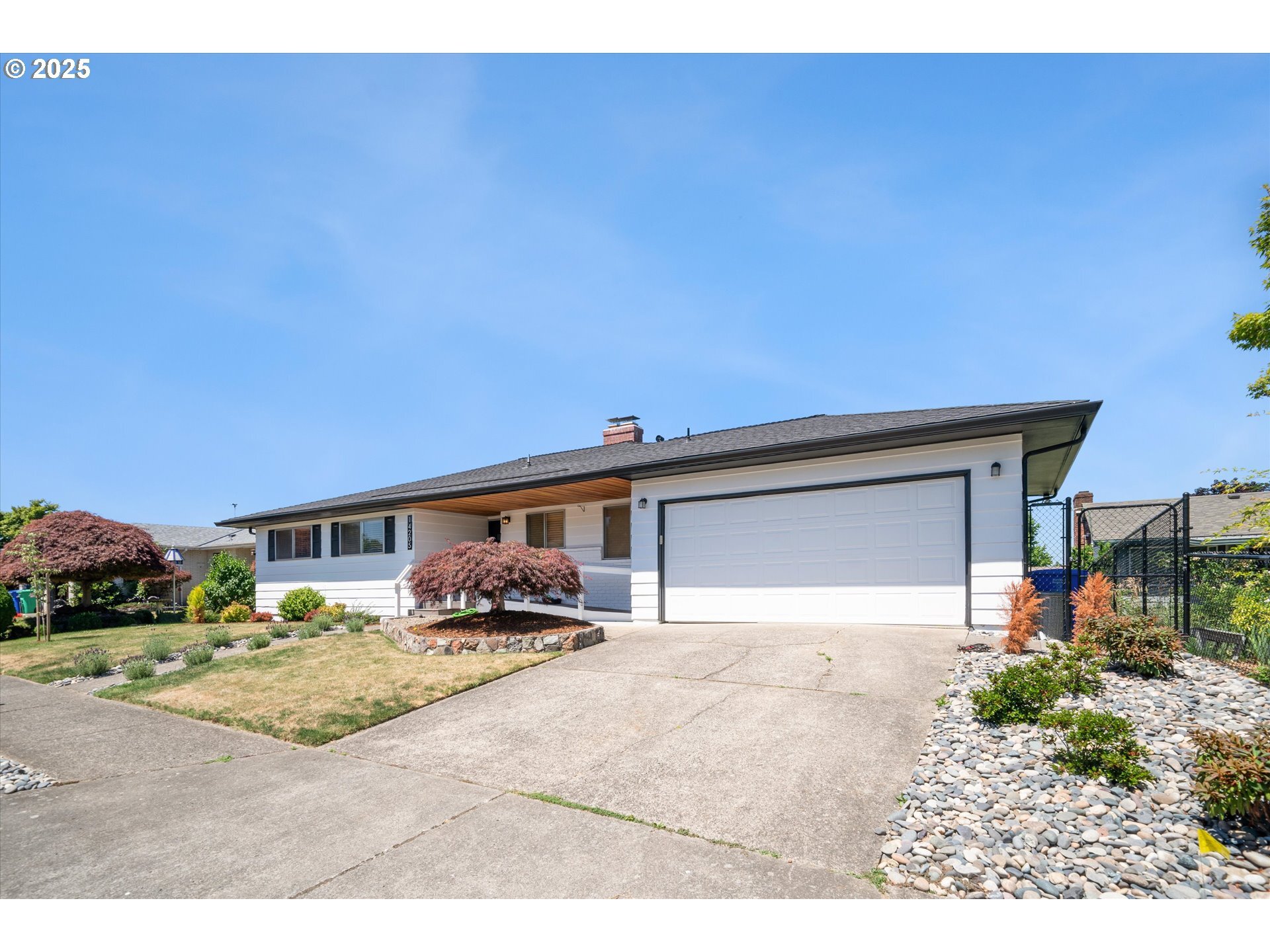 Property Photo: 14205 NE Fremont Ct OR 97230