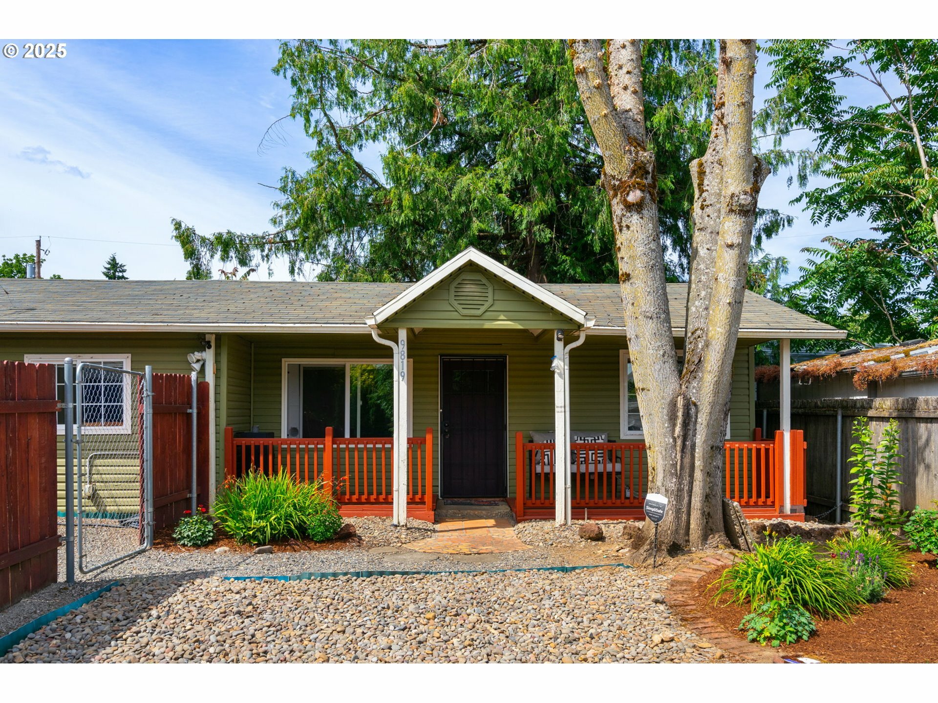 Property Photo:  9819 SE Knight St  OR 97266 