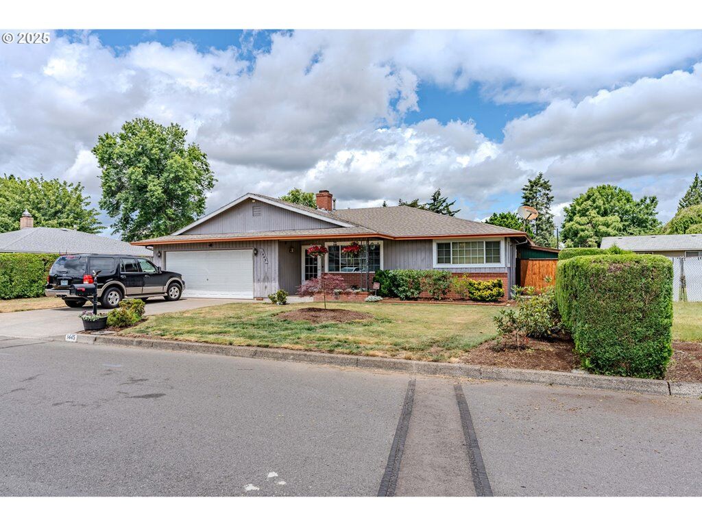 Property Photo:  1445 NE 17th St  OR 97030 