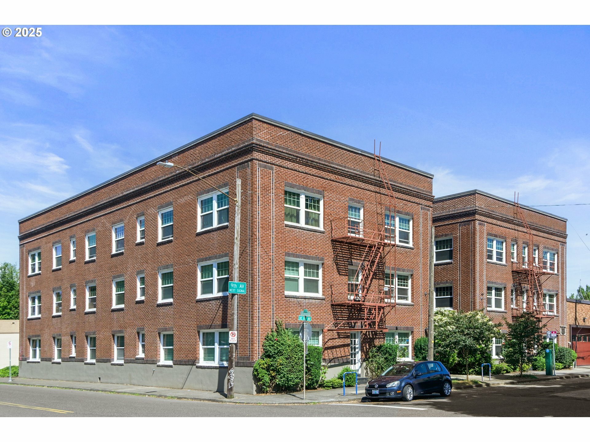 Property Photo: 1509 NE 10th Ave 105 OR 97232