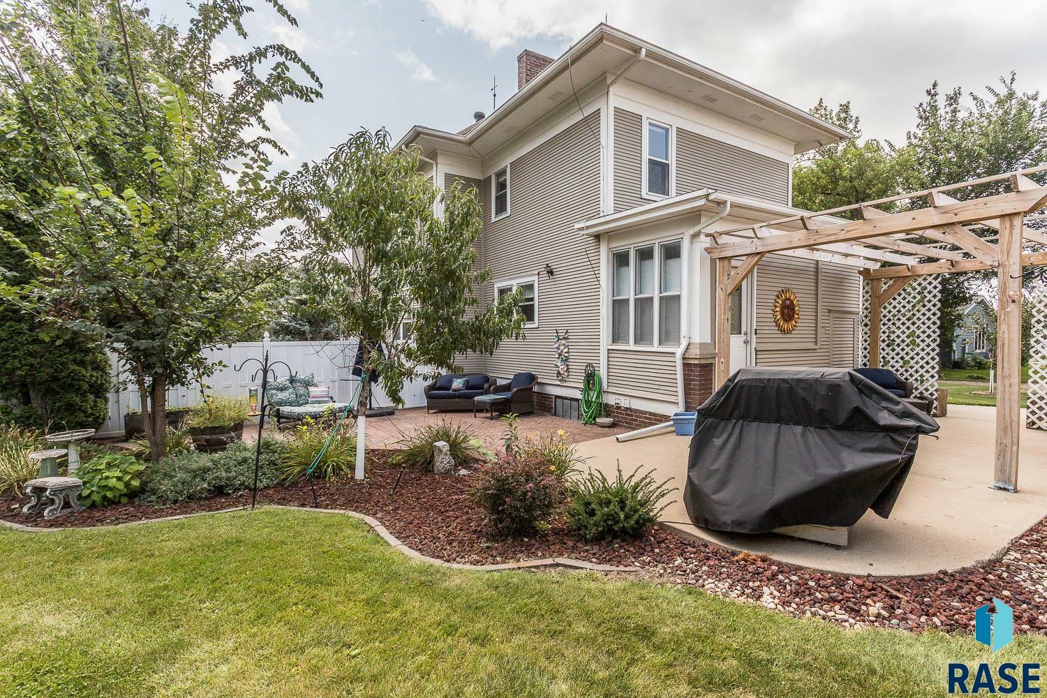 Property Photo: 1220 NE 3rd St SD 57042