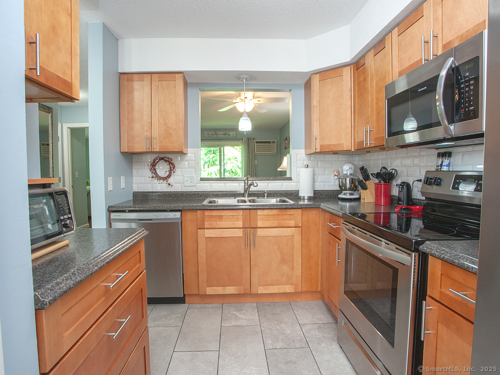 Property Photo: 32 Knoll Lane 32 CT 06089
