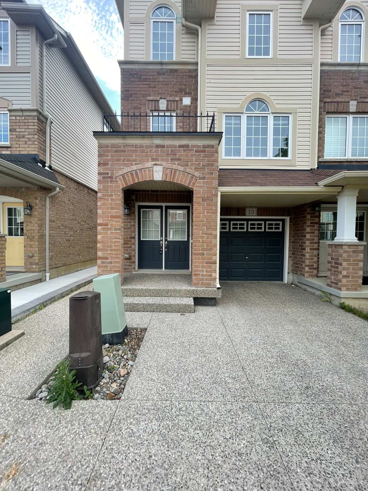 Property Photo: 10 England Terrace ON L8J 0G4