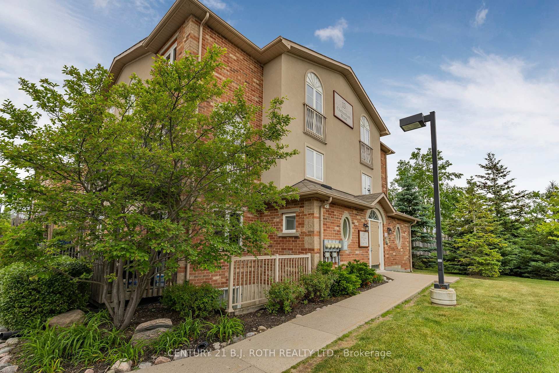 Photo de la propriété: 13 Cheltenham Road 7 ON L4M 0E7