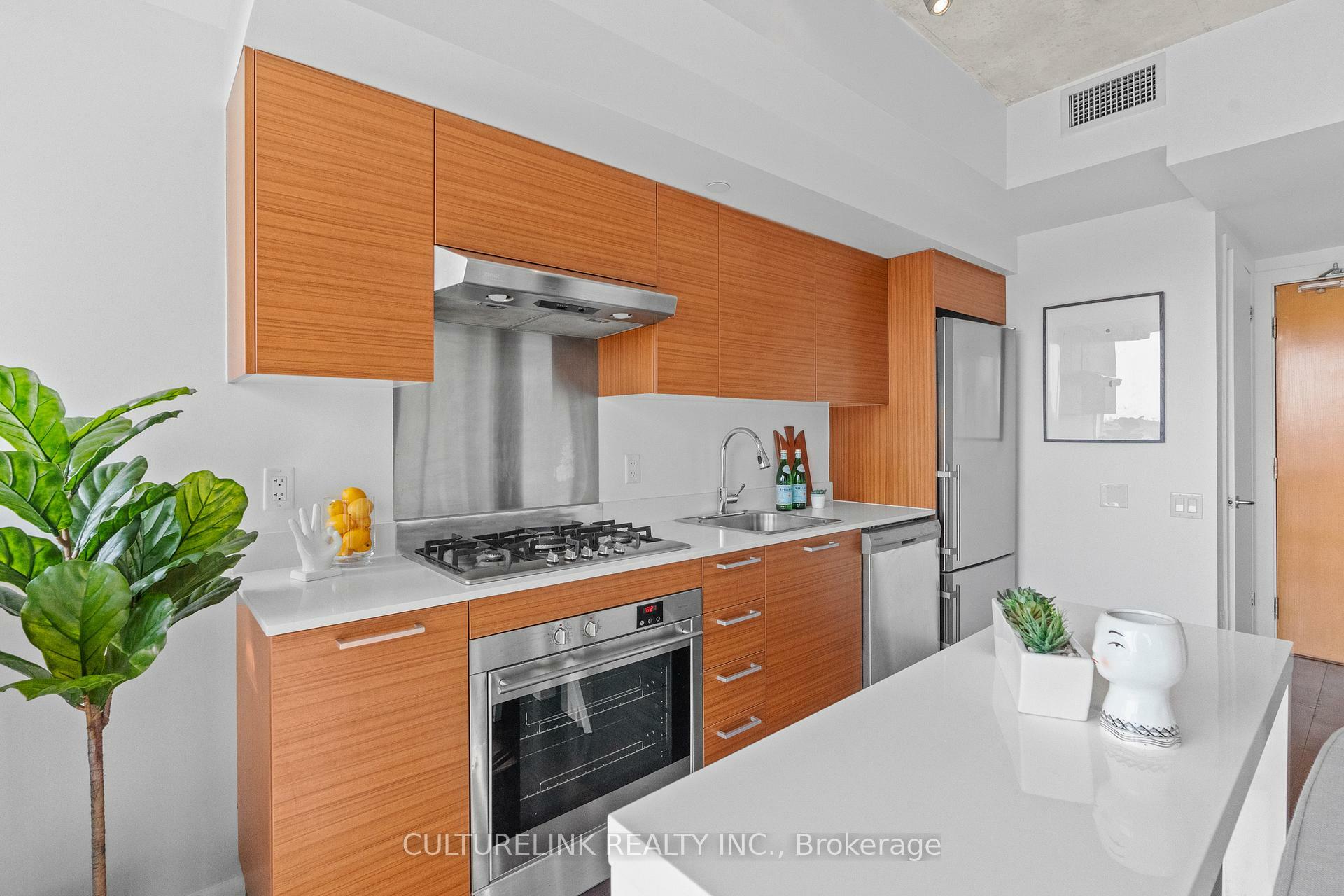 Property Photo: 375 King Street W 1901 ON M5V 1K5